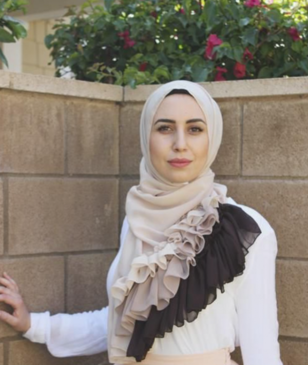 Hijab dengan aksen ruffle di bagian tepi